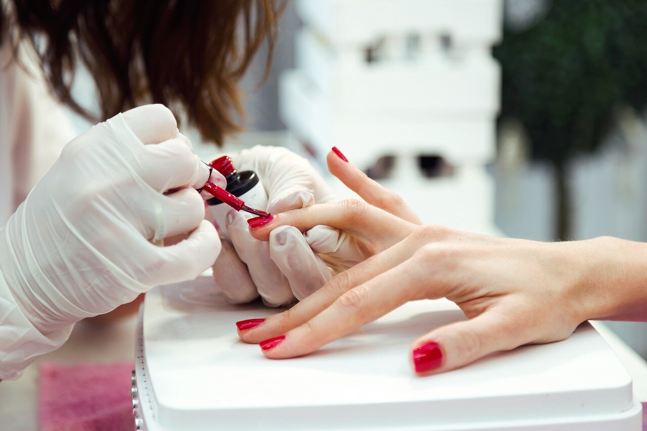 Jak wykonać manicure hybrydowy, by nie zniszczyć płytki paznokcia?
