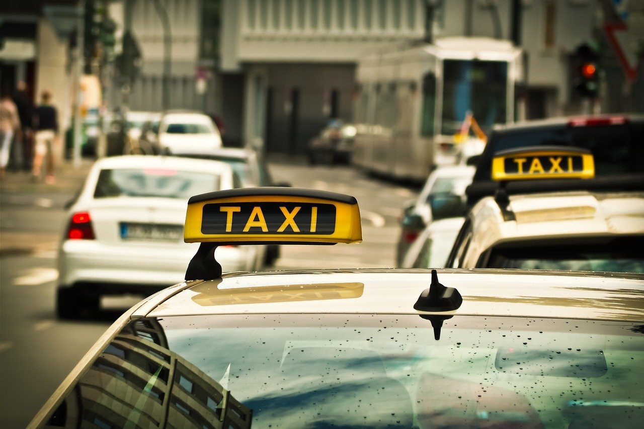 Jakie formy rozliczeń oferują stałym klientów korporacje taksówkowe?