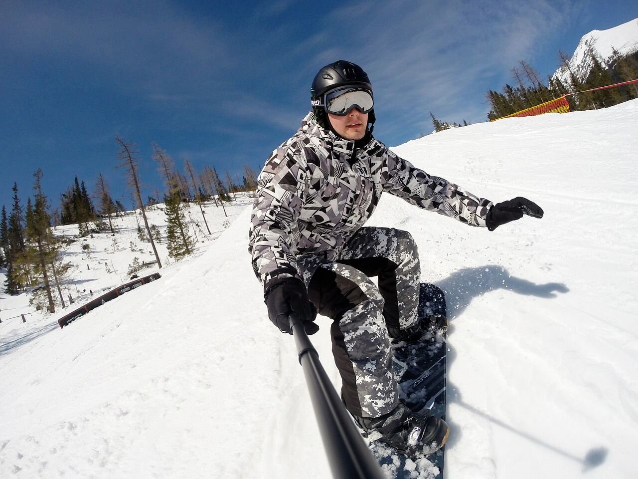 Jakie wyposażenie powinno się nabyć, chcąc jeździć na snowboardzie?