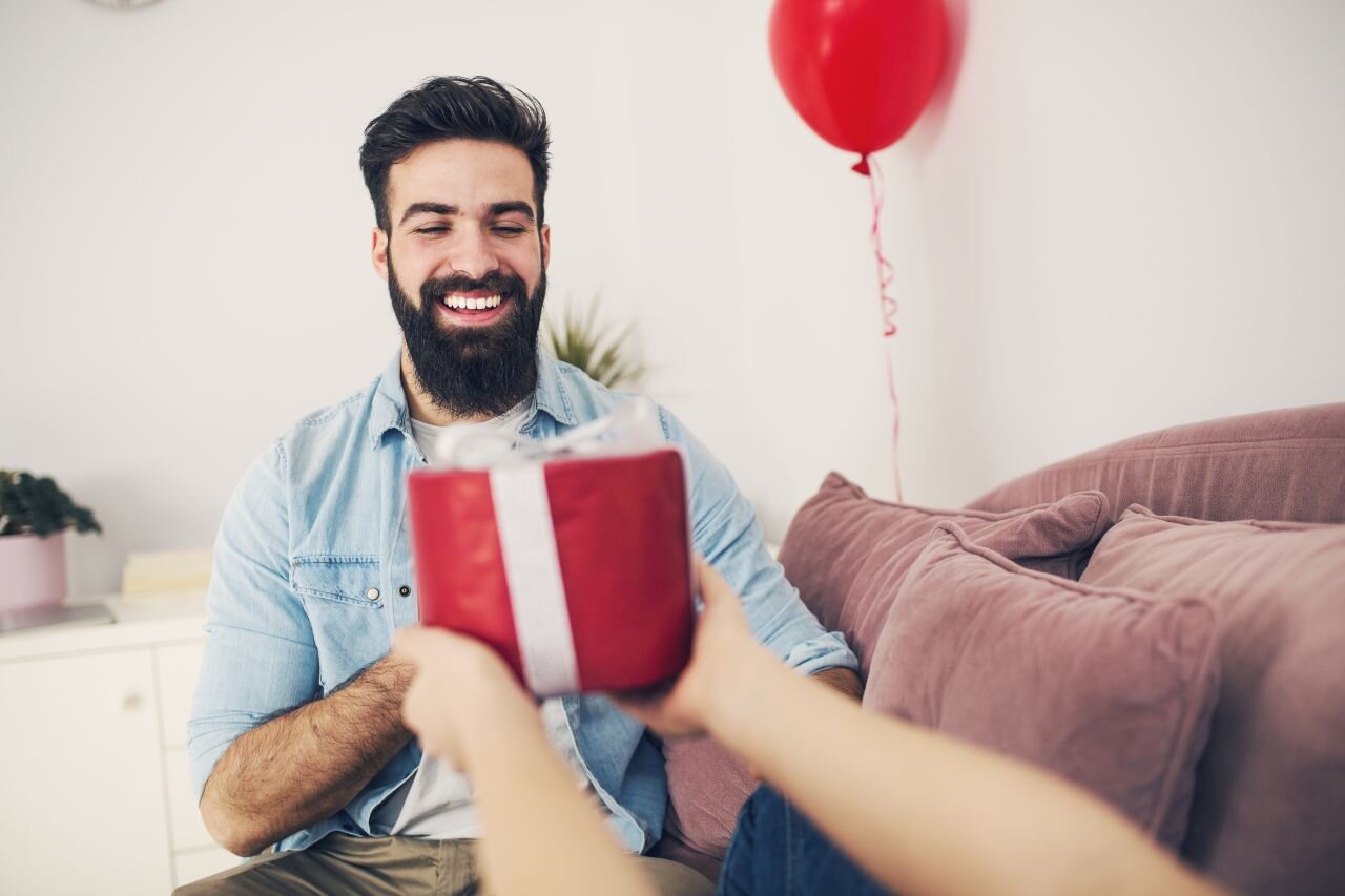 Jaki prezent wręczyć mężczyźnie na rocznicę związku?