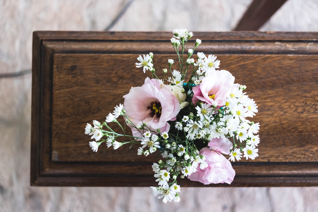 Jakie kwiaty na pogrzeb wybrać, by złożyć hołd zmarłemu?