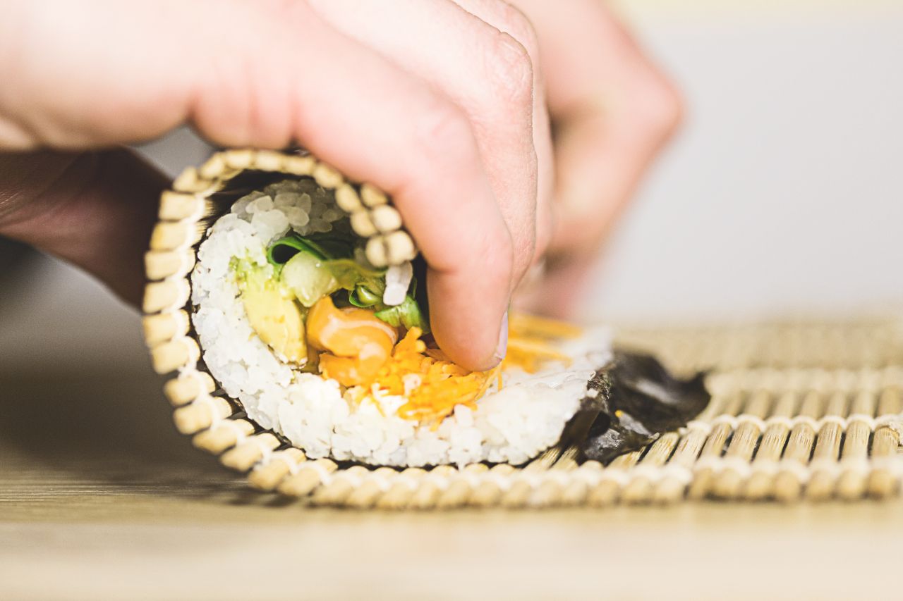 Pyszne sushi – co trzeba kupić, żeby wykonać je samodzielnie?