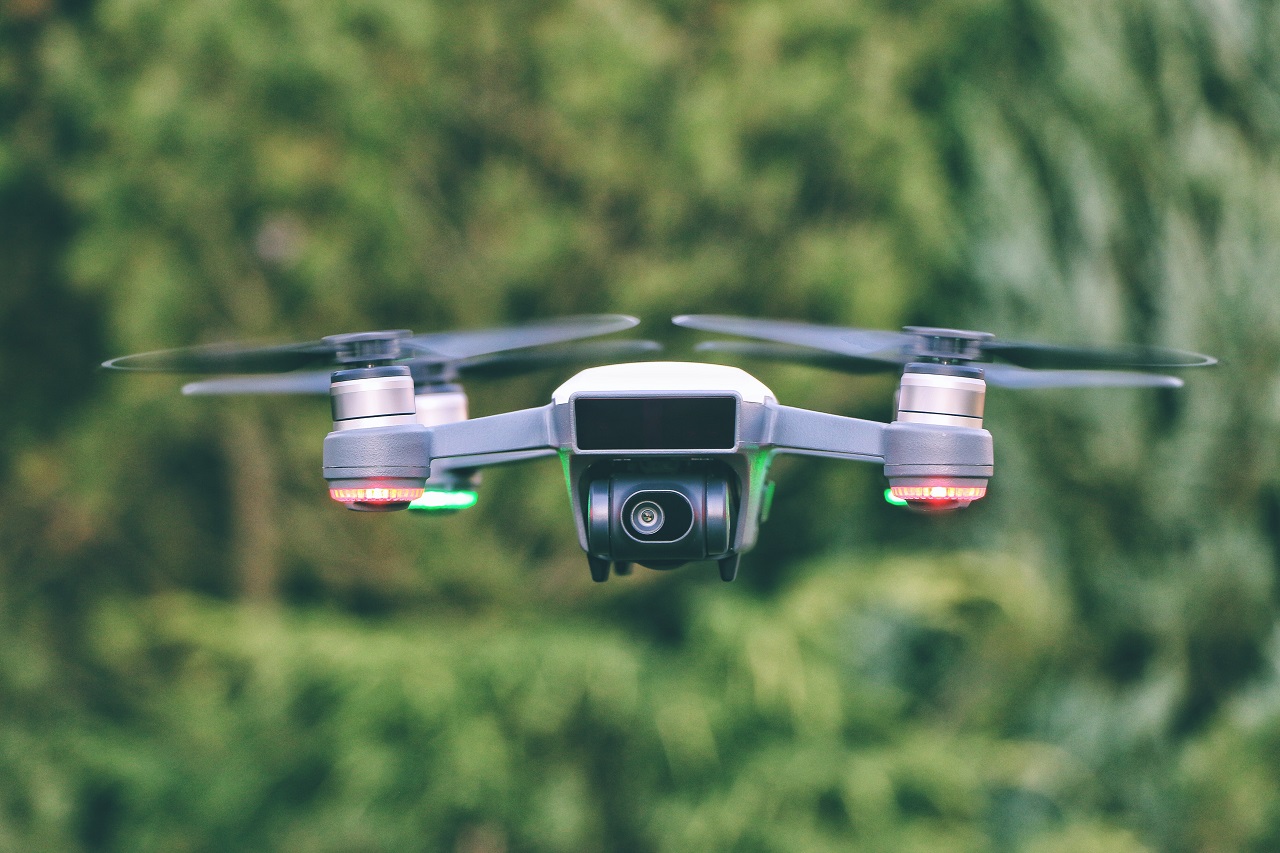 Filmowanie za pomocą drona – w jakich branżach to rozwiązanie może okazać się przydatne
