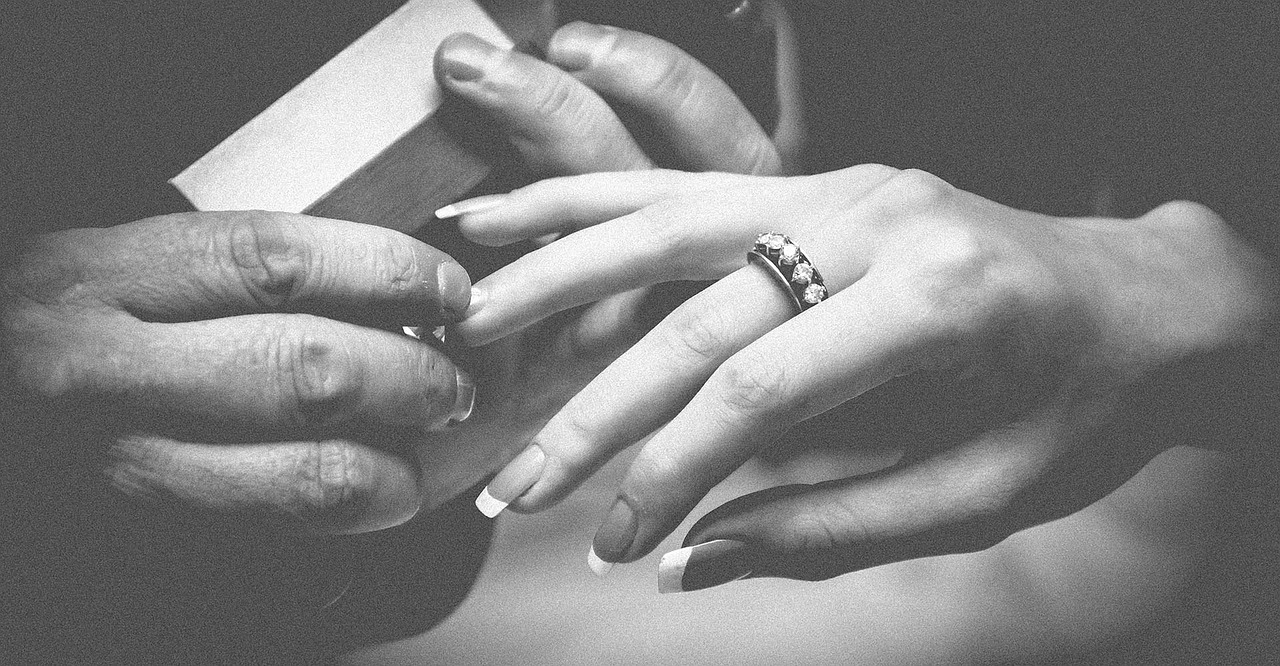 Jak wybrać pierścionek zaręczynowy dla swojej ukochanej?