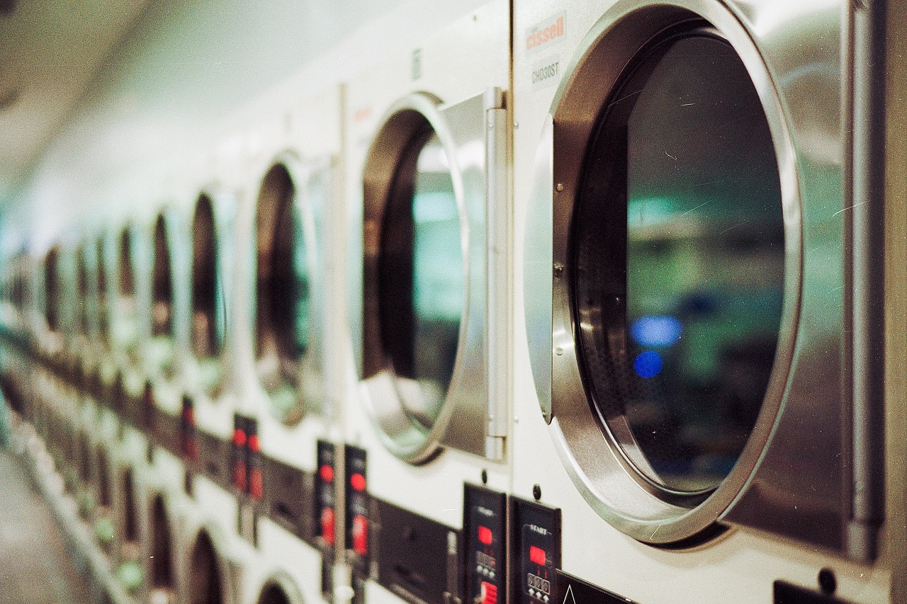Jakie usługi oferują pralnie samoobsługowe – co można tam wyprać?