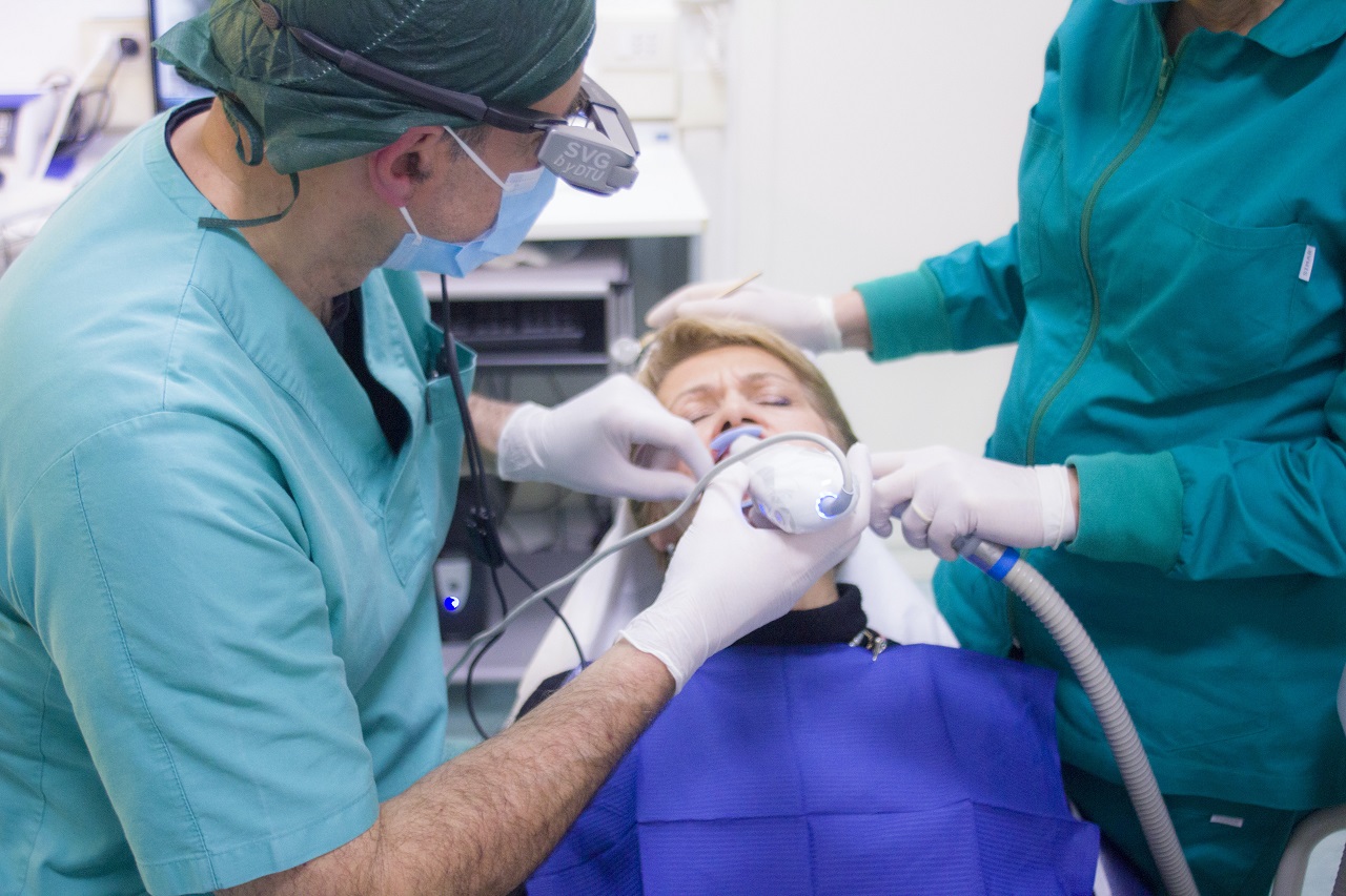 Jakie formy leczenia zębów obejmują usługi stomatologiczne?