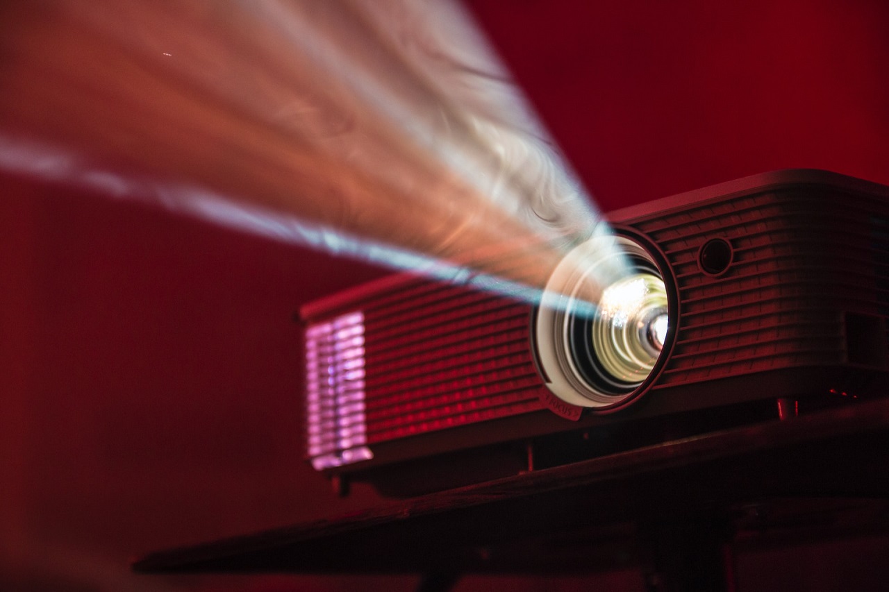 Jakie czynniki należy wziąć pod uwagę przy wyborze projektora do kina domowego?