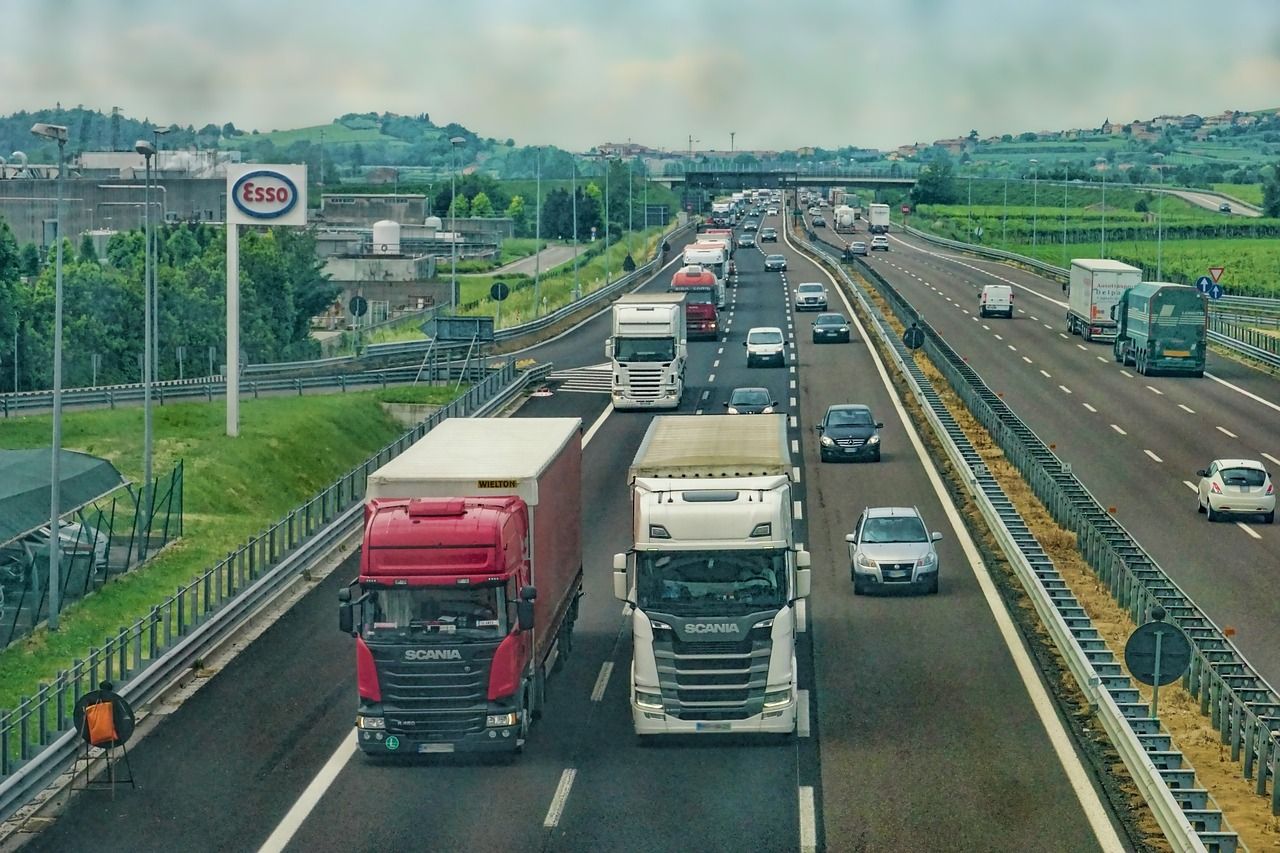 Transport ciężarowy towarów – jakie ma zalety?